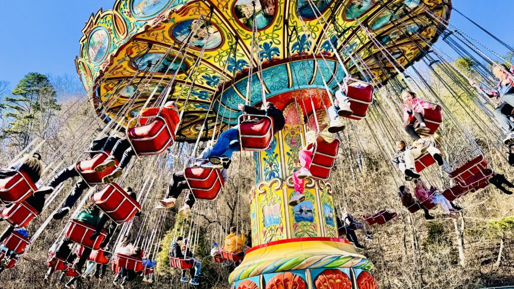 The Waltzing Swinger at Dollywood | High-Flying Wave Swinger in Country Fair