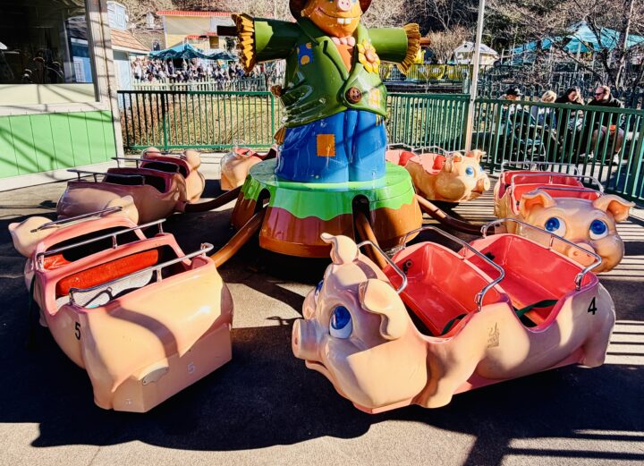 Piggy Parade Dollywood Attraction