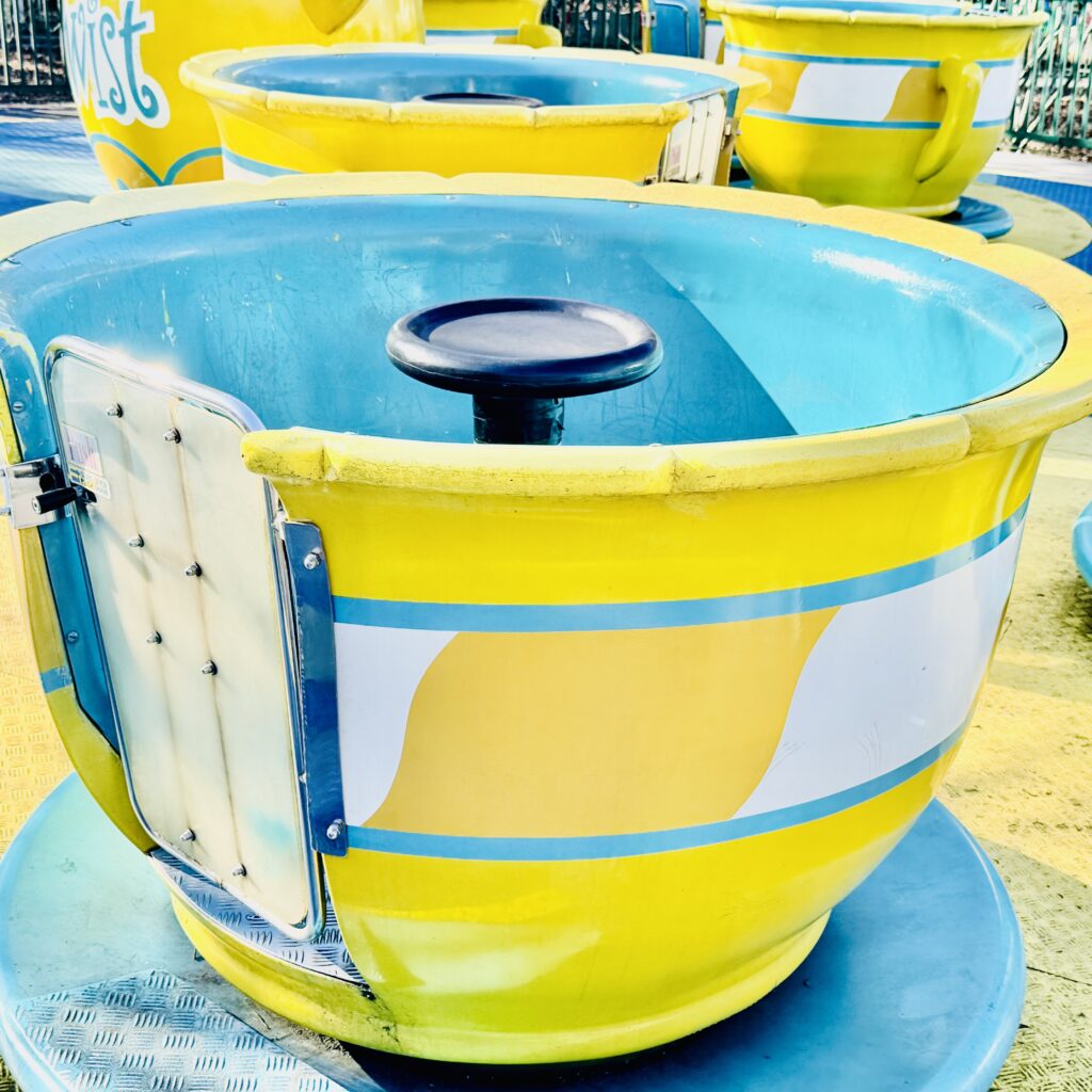 Lemon Twist at Dollywood | Classic Spinning Ride in Country Fair