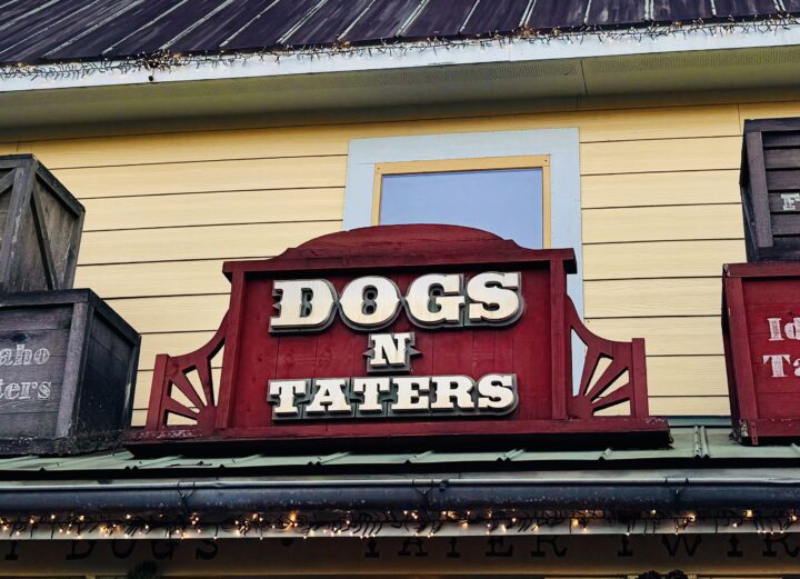 Dog N Taters Dollywood Restaurant